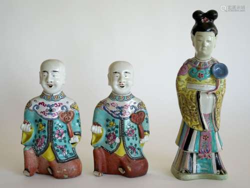 中国，19世纪。聚彩珐琅彩瓷器中的一对HOHO，跪持如意杖。高18厘米(其...