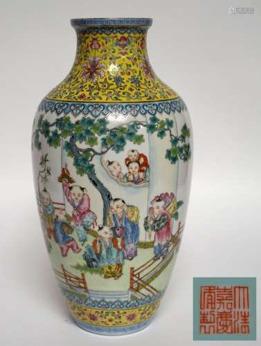 中国栏杆花瓶，窄颈上镶有彩色珐琅瓷器，装饰着男孩在树下的露台上...