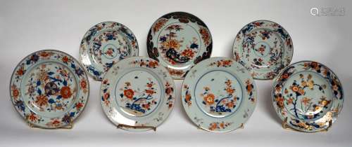 中国和日本，18世纪。伊玛里瓷盘一套七件，釉下蓝、红、金，两对。D. 22...
