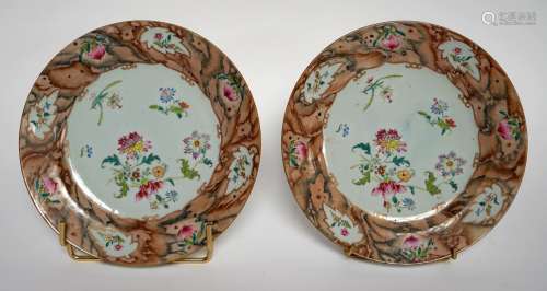 中国，18世纪。一对印度公司的瓷盘，有花卉装饰，翅膀上的装饰可能是...