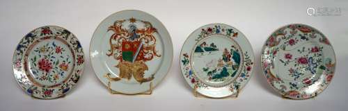 中国，18世纪。一套三件印度公司的瓷盘，其中两件有花卉装饰，另一件...