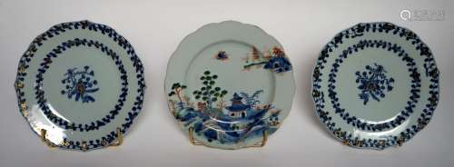 中国，18世纪。一对印度公司的瓷器配件，饰有蓝釉下的叶状冠，并镀金...