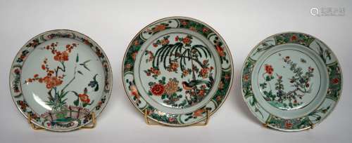 中国，18世纪。青花家庭型瓷盘一套三件，饰以花鸟、屏障。用鼠尾草叶做...