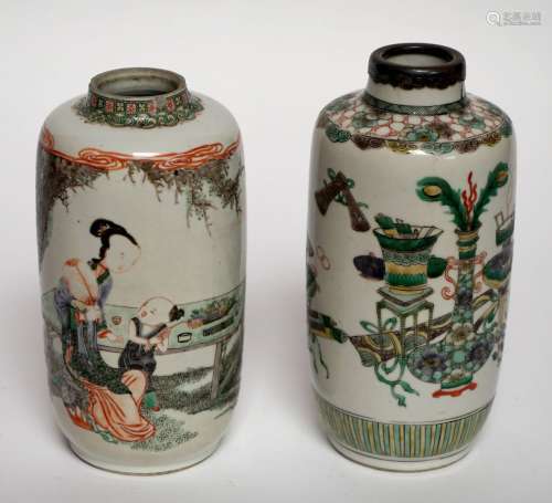 中国，18-19世纪。青花家庭式瓷器卷轴花瓶一对，饰有园林中的妇女和...