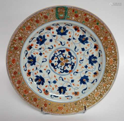 中国，18世纪，19世纪，大的伊玛里式瓷盘，内衬交错的花纹装饰，翼上的...