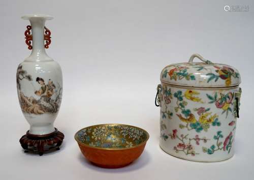 中国，19-20世纪。一件瓷器锥形花瓶，内壁绘一妇人和小孩，珊瑚色手柄...