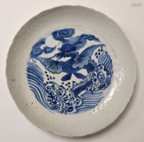 中国，18世纪。小瓷盘，蓝白相间的纹饰，龙在波涛之上，翅上印有十字纹...