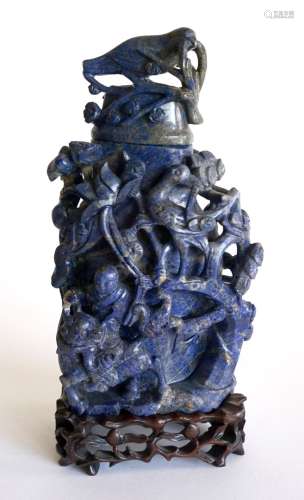 中国：重要的青金石花瓶，雕有人物、花枝间的鸟类装饰。木质底座。高2...