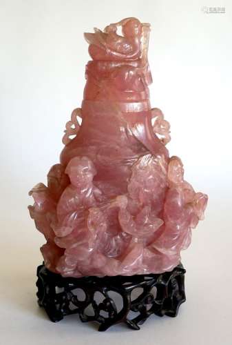 中国：玫瑰石英花瓶，大而重的玫瑰石英花瓶，饰有女人、鸟和睡莲。高3...