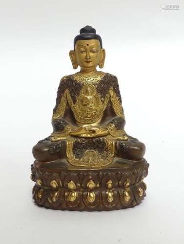 TIBET：青铜小BUDDHA，双重铜锈，坐在莲花上。高14厘米