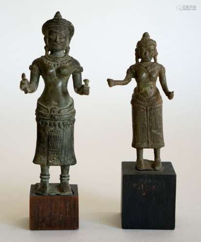 KHMER艺术，柬埔寨，12-13世纪。两件青铜SUJETS，带有绿褐色的铜锈，代...