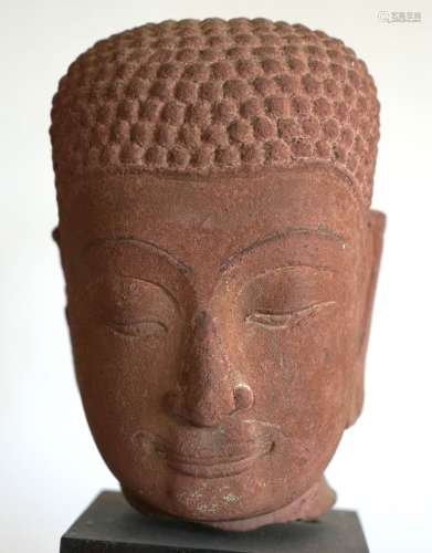 高棉口味的石雕佛头被染成红色。小事故）。高27厘米 木制底座。