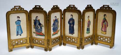 中国，19世纪。小型双面微型折屏，六叶，框架为镂空木质，希腊文镀金，...