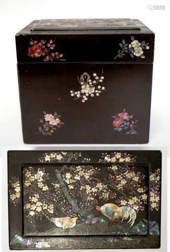 中国或韩国，19世纪。长方形黑漆盒，饰珍珠母鸡、公鸡和开花灌木。