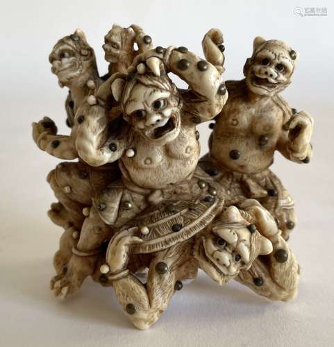 日本，19世纪末。一组五件象牙雕花ONIS，通体用象牙和铜钉钉住。