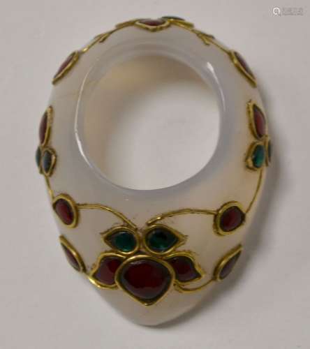 莫卧儿风格的弓箭手戒指，灰色玉石镶嵌在红绿珐琅上，按照