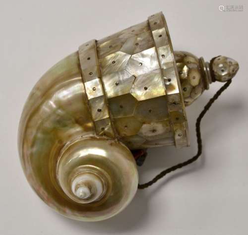 印度，19-20世纪。陶罐由鹦鹉螺组成，上半部分用珍珠母板切割装饰，放...