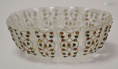 莫古尔风格的印度。长方形小杯，杯身有棱纹，托在镶嵌有红玉髓和金砂...