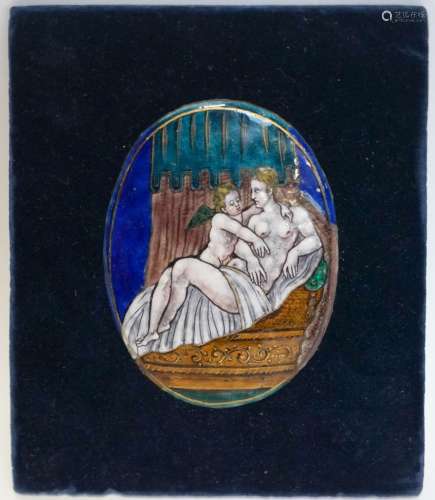 代表维纳斯和丘比特的椭圆形珐琅铜盘。17世纪，10 x 8,5厘米，周围用...