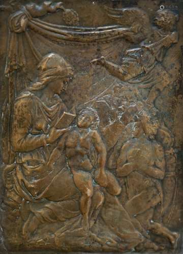 镀金铜浮雕的灵感来自米开朗基罗的《曼彻斯特圣母像》，画面中的圣母...