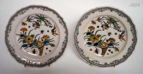MOUSTIERS，十八世纪。青、黄、蓝三色珐琅彩陶盘两件，有玉米花和花。D...