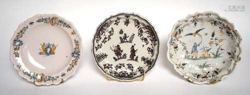 一套三件陶盘，多色或单色锰釉，装饰有奖杯、人物或中国鸟。18世纪的...