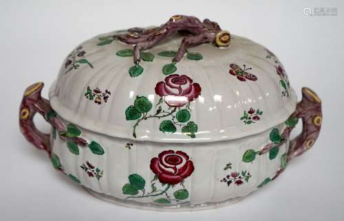 意大利，17世纪。重要的陶器水箱，有玫瑰和蝴蝶的枝条，手柄和树枝形...