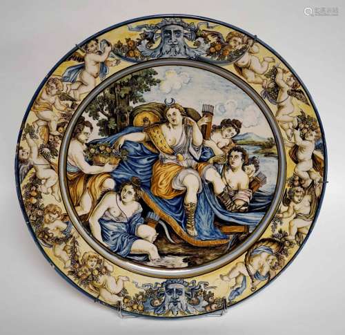 意大利，19世纪。意大利马约利卡风格的重要陶板，中间装饰着戴安娜和...