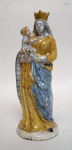 法国或意大利，18世纪。蓝、黄釉陶器中的圣母和孩子，圣母的头形成烛...