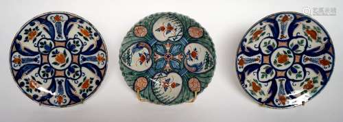 德尔夫特，十八世纪珐琅彩陶碟，绿蓝底四花心。刻有V. D. 22厘米的印...