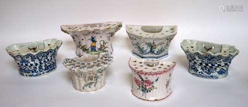 一批六件不同的釉陶小酒壶，特别是Moustiers，Delft，Strasbourg。一...