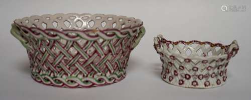 两件多色珐琅彩陶罐，边缘为仿篮子的镂空，底部饰花束。19世纪。