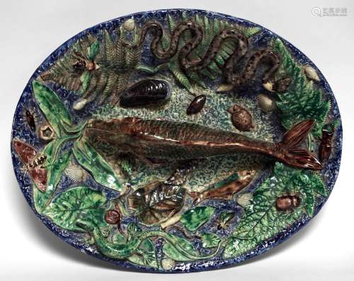 伯纳德-帕利西作品风格的椭圆形釉陶盘，浮雕装饰有鱼、蛇和叶子。19...
