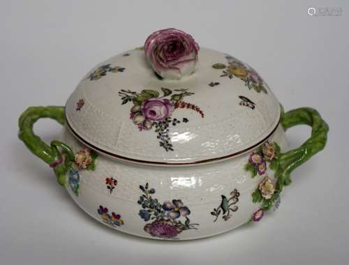 萨克森州，18世纪。瓷器中的大罐子说，有多色花纹装饰和小花在浮雕中...