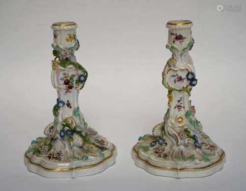 萨克森，19世纪。一对Rocaille马桶刷，聚铬和镀金瓷器，浮雕花卉装饰...