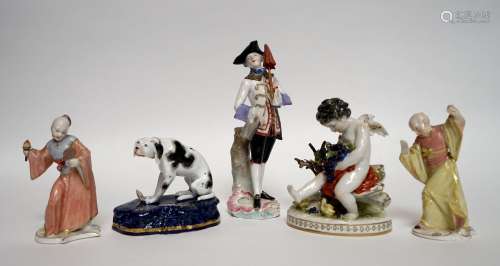拍品包括五件小瓷器，中国夫妇、狗、带伞的侯爵、坐着的爱情。19世纪。