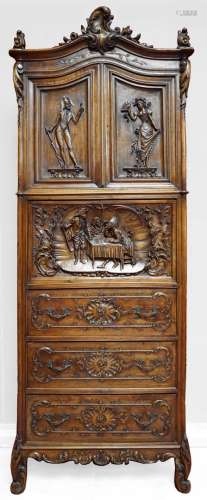 一件天然木质的抽屉柜，上面雕刻着丰富的不可思议的浮雕，三个人物...