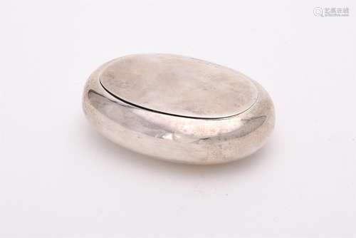 A late Victorian silver oval tobacco pebble box