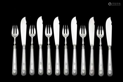 An Edwardian set of six silver shell pattern fish knives and...