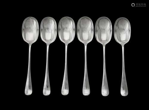 A set of six Edwardian silver Hanoverian pattern table spoon...