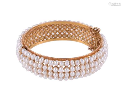 A freshwater cultured pearl hinged bangle