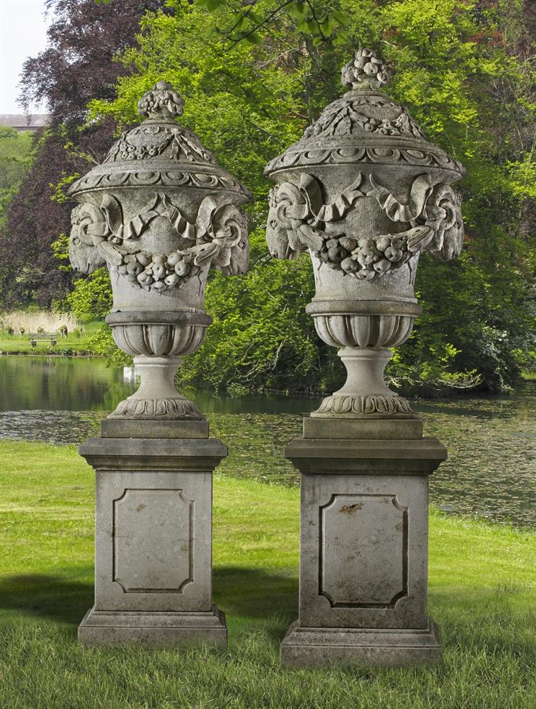 A pair of Italian carved Istrian stone urns－【Deal Price Picture】