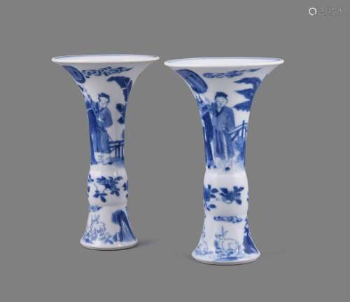 A fine pair of Chinese porcelain blue and white small beaker...