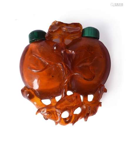 A Chinese amber snuff bottle