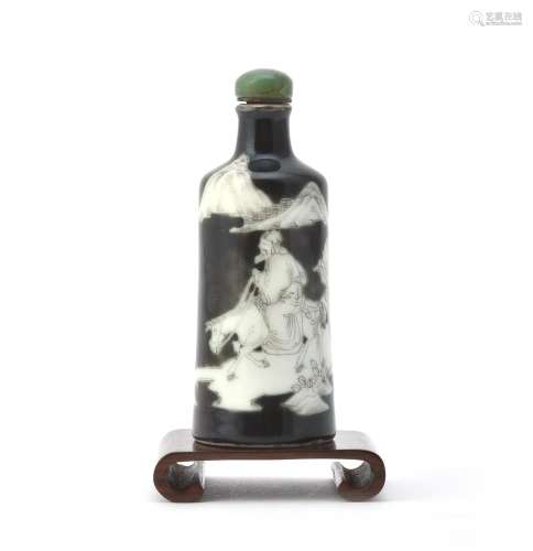 A Chinese black-ground en grisaille porcelain snuff bottle