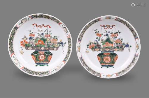 A fine pair of Chinese porcelain famille verte small saucer ...