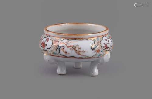 A Chinese porcelain Famille Rose Mandarin palette salt