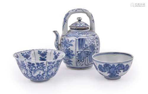 A Chinese blue and white 'Kraak' teapot