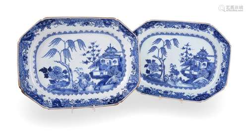 A pair of Chinese blue and white serving dishes