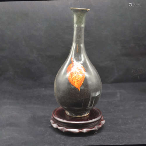 宋代吉州窑黑釉带树叶图案长颈梅瓶